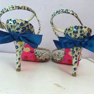 Betsey Johnson floral ankle strap sandal w/ bow detail sz9